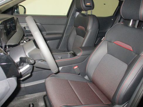 New 2026 Nissan Kicks SR w/ SR Premium Package image 17