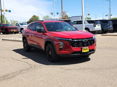 New 2026 Chevrolet Trax LT w/ Midnight Edition FWD image 4