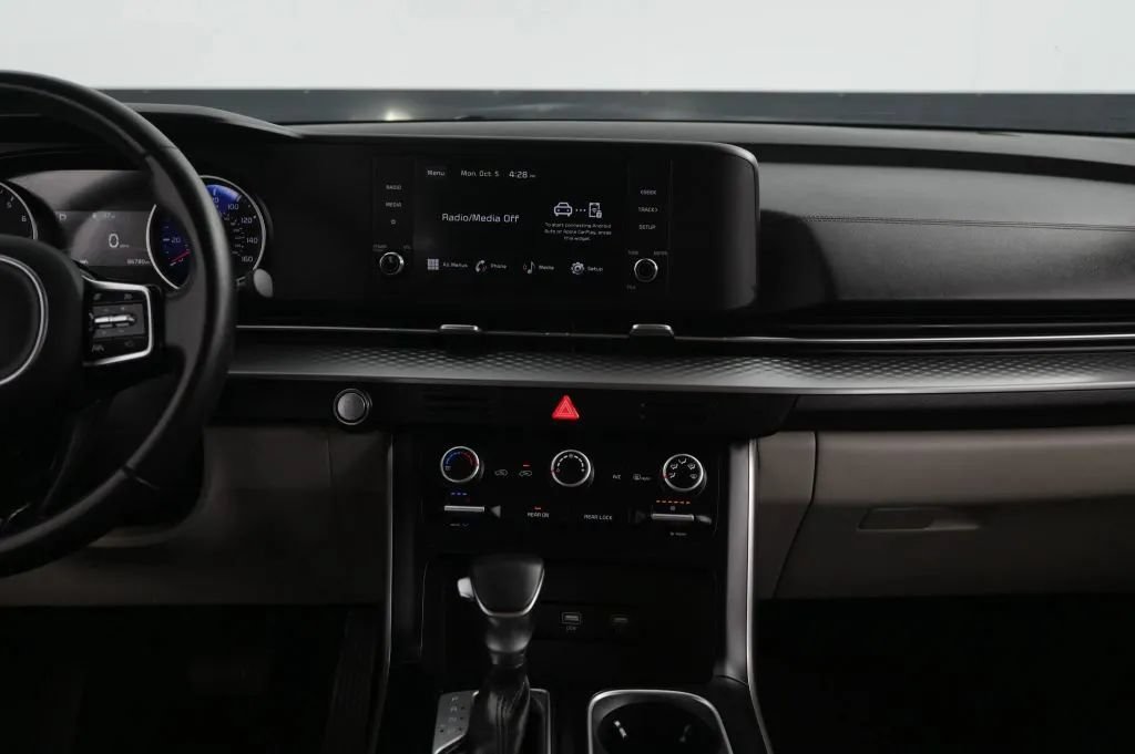 Used 2023 Kia Carnival LX FWD image 32