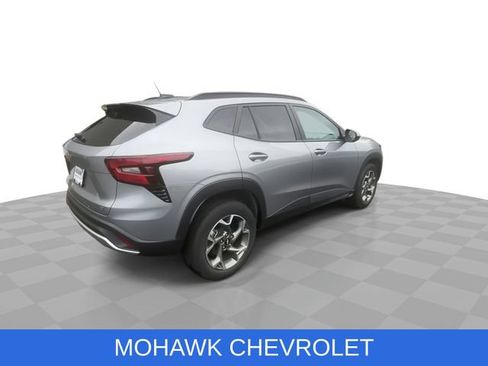 Used 2025 Chevrolet Trax LT w/ Driver Confidence Package FWD image 8