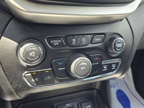 Used 2018 Jeep Cherokee Trailhawk w/ Cold Weather Group AWD/4WD image 22