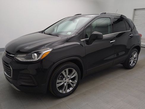 Used 2020 Chevrolet Trax LT w/ Sun & Sound Package FWD image 2