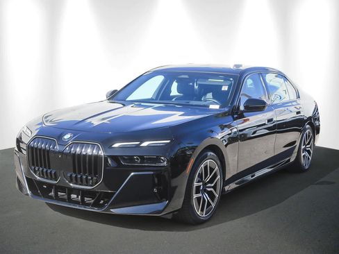 Used 2024 BMW 760i xDrive w/ Premium Package 2 image 3
