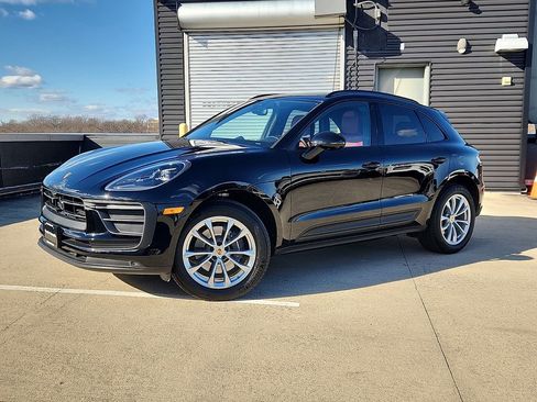 Certified 2025 Porsche Macan image 1