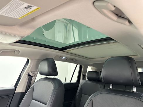 Used 2018 Volkswagen Tiguan SE w/ Panoramic Sunroof Package image 13