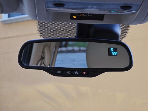 Used 2007 Cadillac Escalade EXT Base AWD 4dr Crew Cab SB w/ Information Package image 43