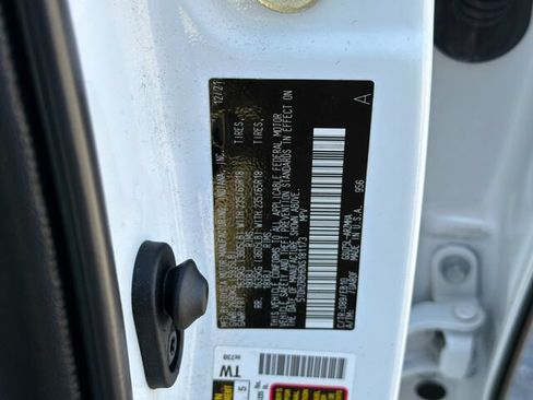 Used 2022 Toyota Highlander XLE AWD/4WD image 37