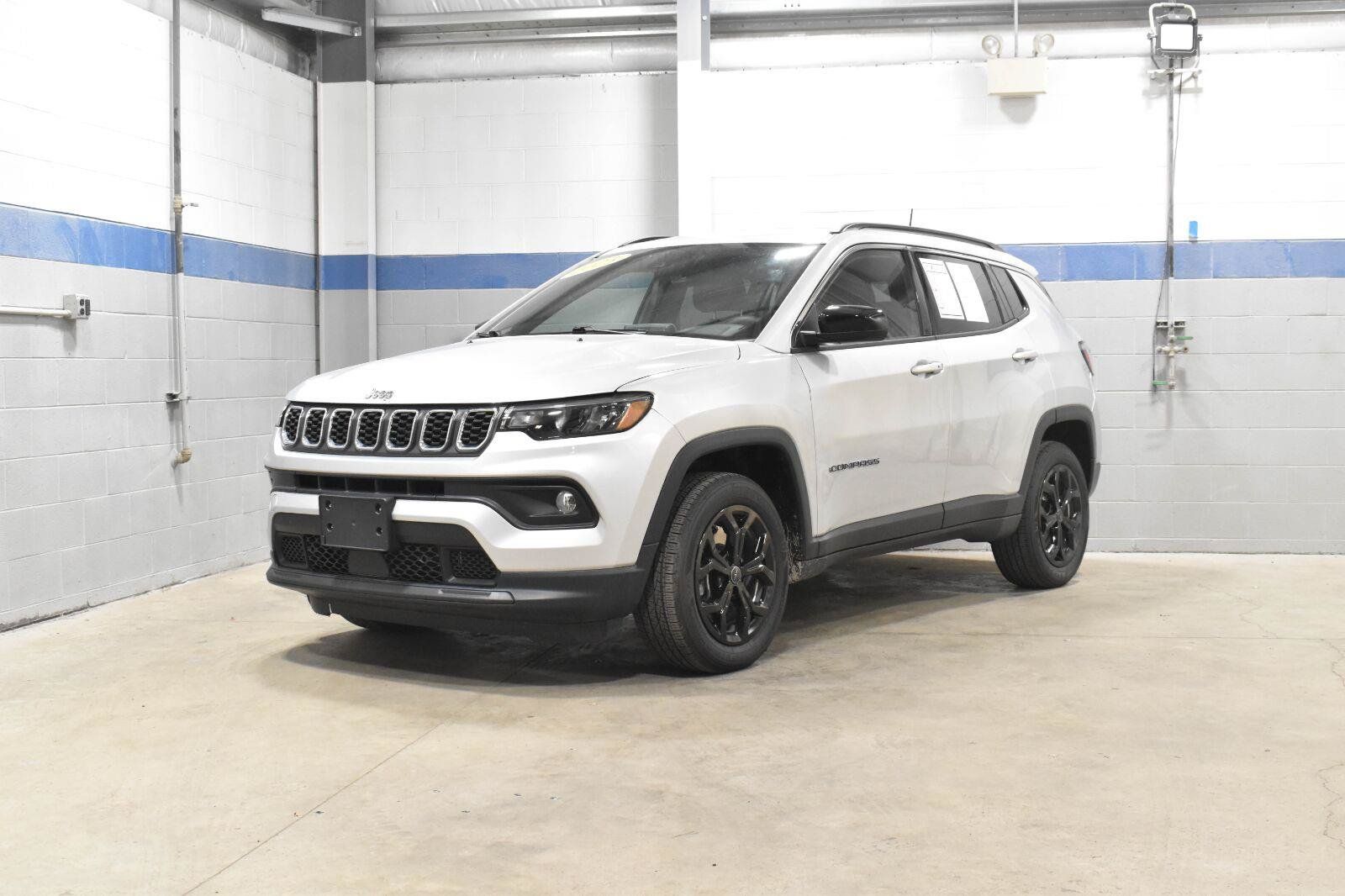 Used 2025 Jeep Compass Latitude AWD/4WD image 7