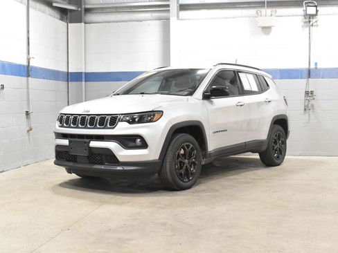 Used 2025 Jeep Compass Latitude AWD/4WD image 7