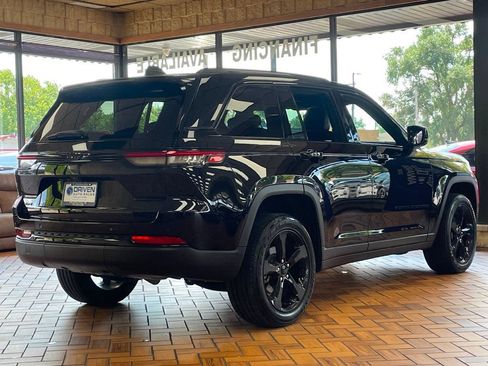 Used 2023 Jeep Grand Cherokee Altitude AWD/4WD image 10