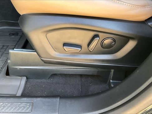 Used 2024 Ford Explorer XLT w/ Equipment Group 202A AWD/4WD image 31