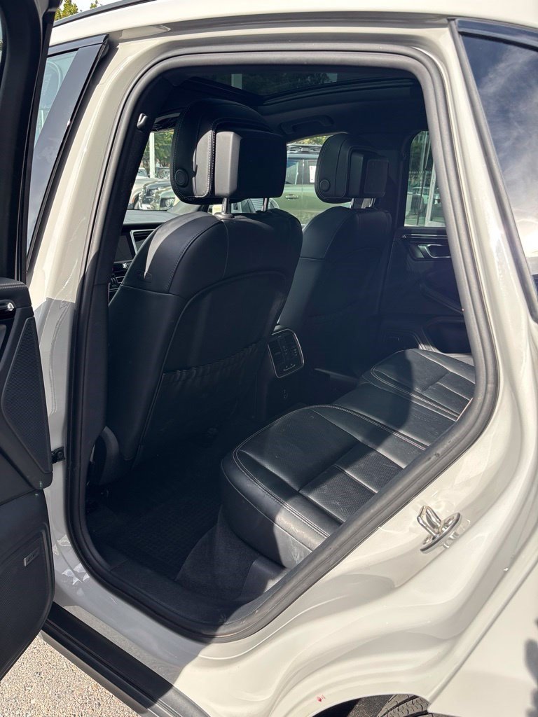 Used 2024 Porsche Macan AWD/4WD image 12