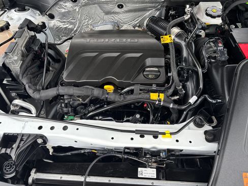 Used 2025 Chevrolet Trax LT FWD image 32