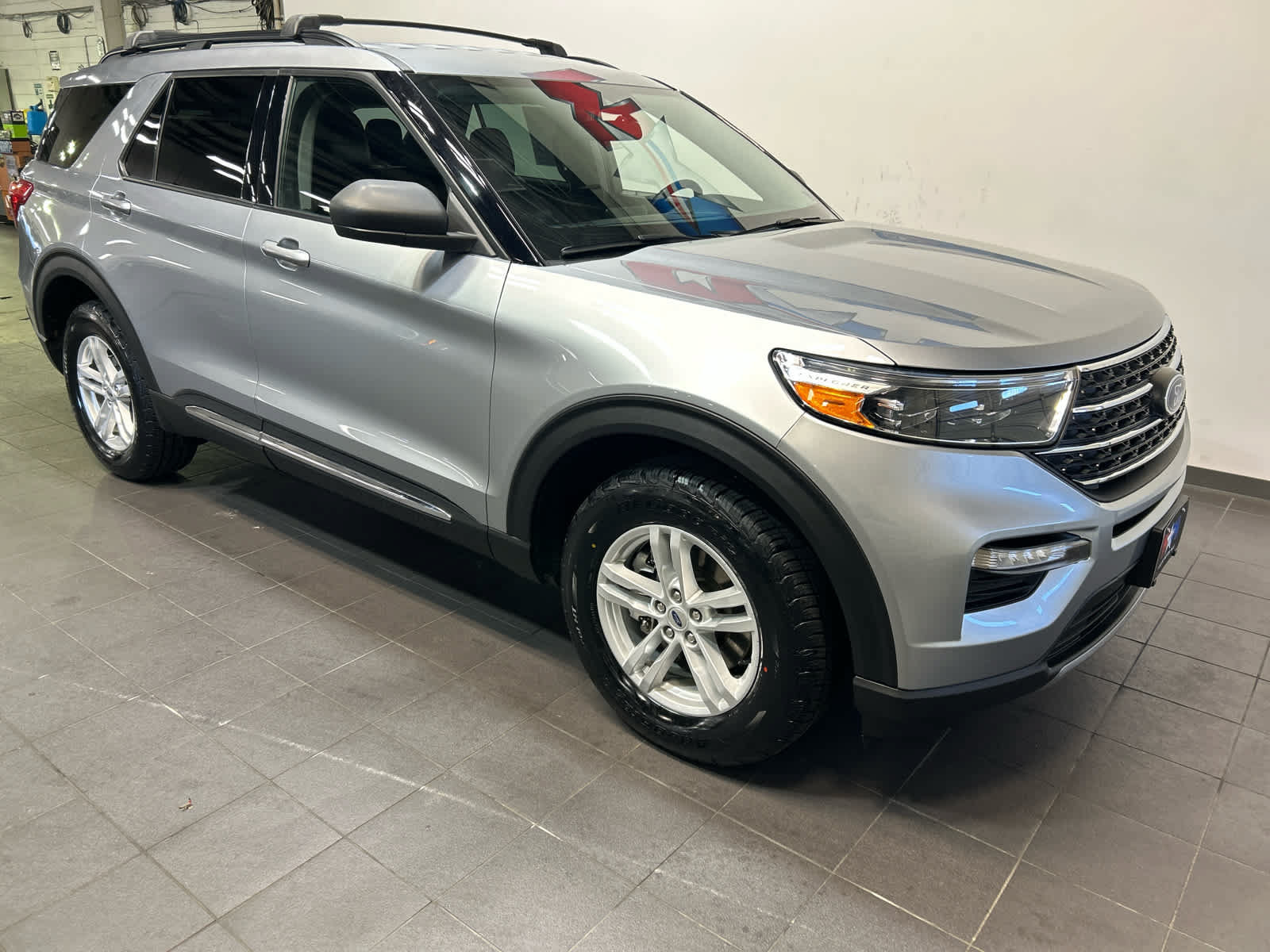 Used 2022 Ford Explorer XLT w/ Equipment Group 202A AWD/4WD image 2