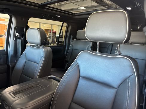 Used 2023 GMC Yukon XL SLT AWD/4WD image 24