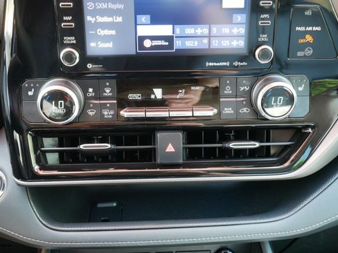 Used 2022 Toyota Highlander XLE AWD/4WD image 23