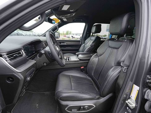 Used 2024 Jeep Wagoneer L Series II w/ Flexible Seating Group AWD/4WD image 17
