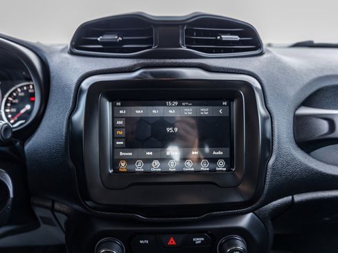 Used 2018 Jeep Renegade Latitude w/ Cold Weather Group image 14