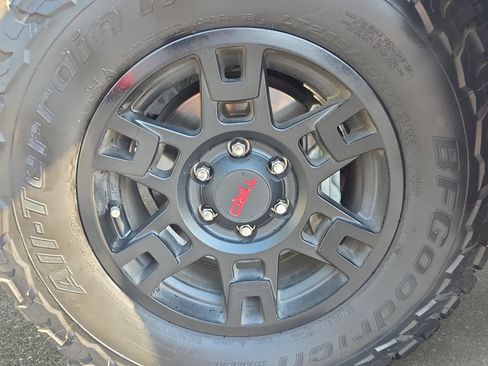 Used 2022 Toyota 4Runner SR5 Premium w/ Moonroof Package AWD/4WD image 32