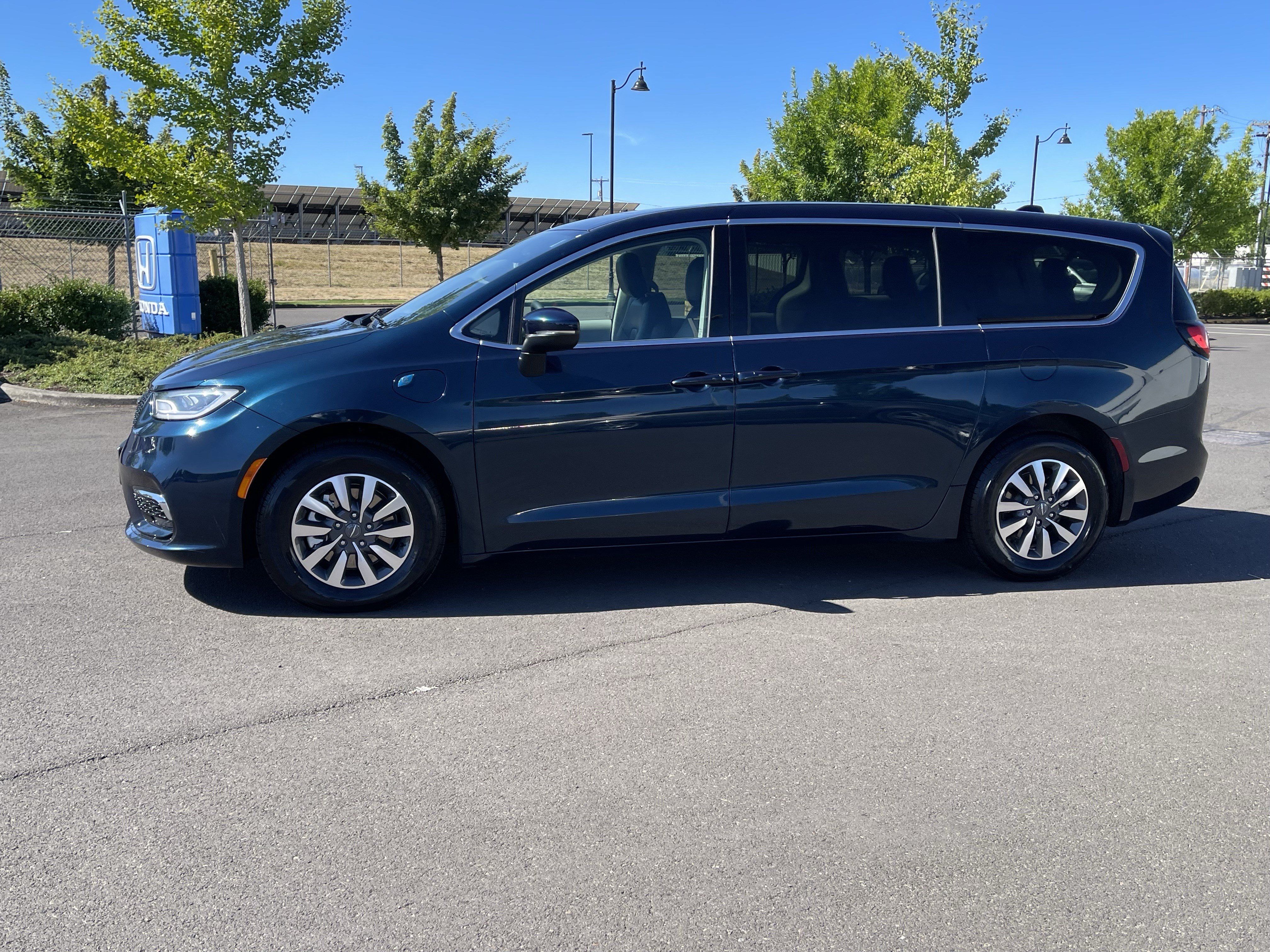 Used 2023 Chrysler Pacifica Touring-L FWD image 2
