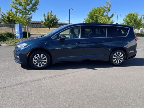 Used 2023 Chrysler Pacifica Touring-L FWD image 2