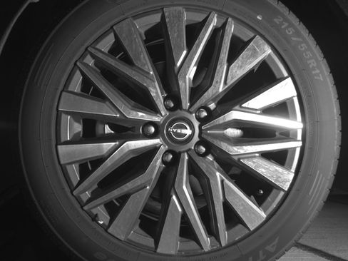 Used 2025 Nissan Altima 2.5 SV FWD image 12
