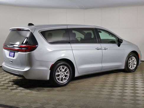 Used 2024 Chrysler Pacifica Touring-L image 11