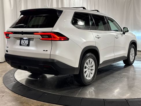 Used 2024 Toyota Grand Highlander XLE AWD/4WD image 12