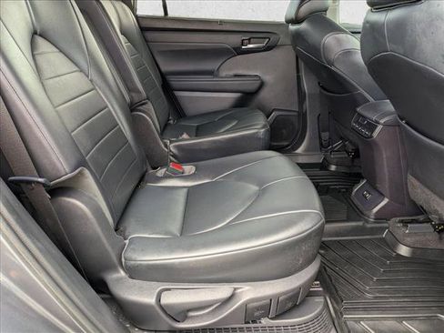 Used 2021 Toyota Highlander XLE image 20