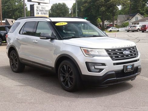 Used 2017 Ford Explorer XLT w/ Equipment Group 202A AWD/4WD image 3