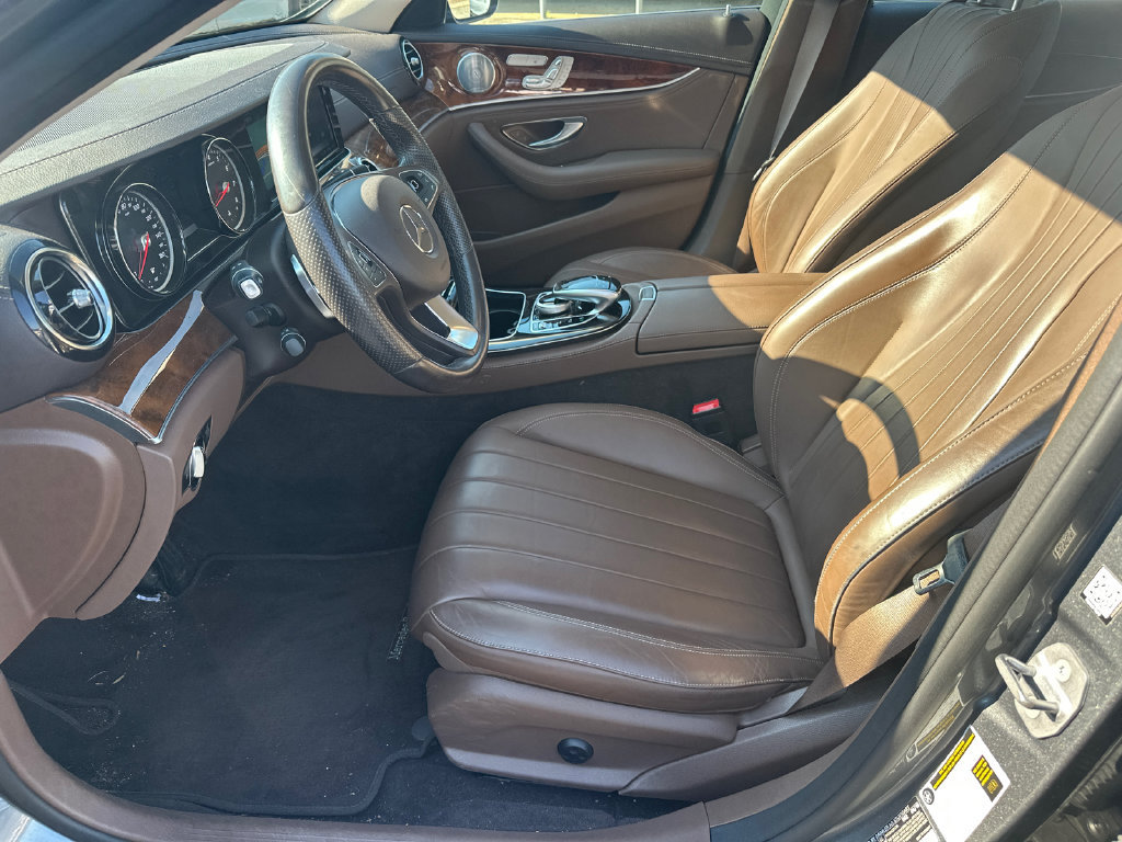 Used 2018 Mercedes-Benz E 400 4MATIC Sedan image 3