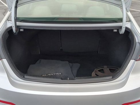 Used 2017 Hyundai Elantra SE image 20