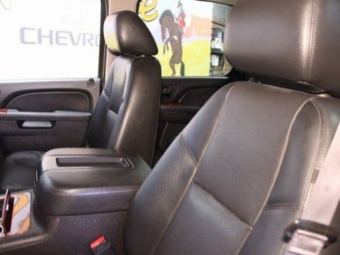 Used 2013 Chevrolet Avalanche LTZ image 19