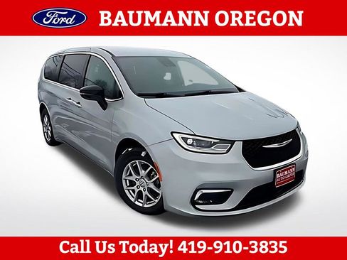 Used 2024 Chrysler Pacifica Touring-L FWD image 1
