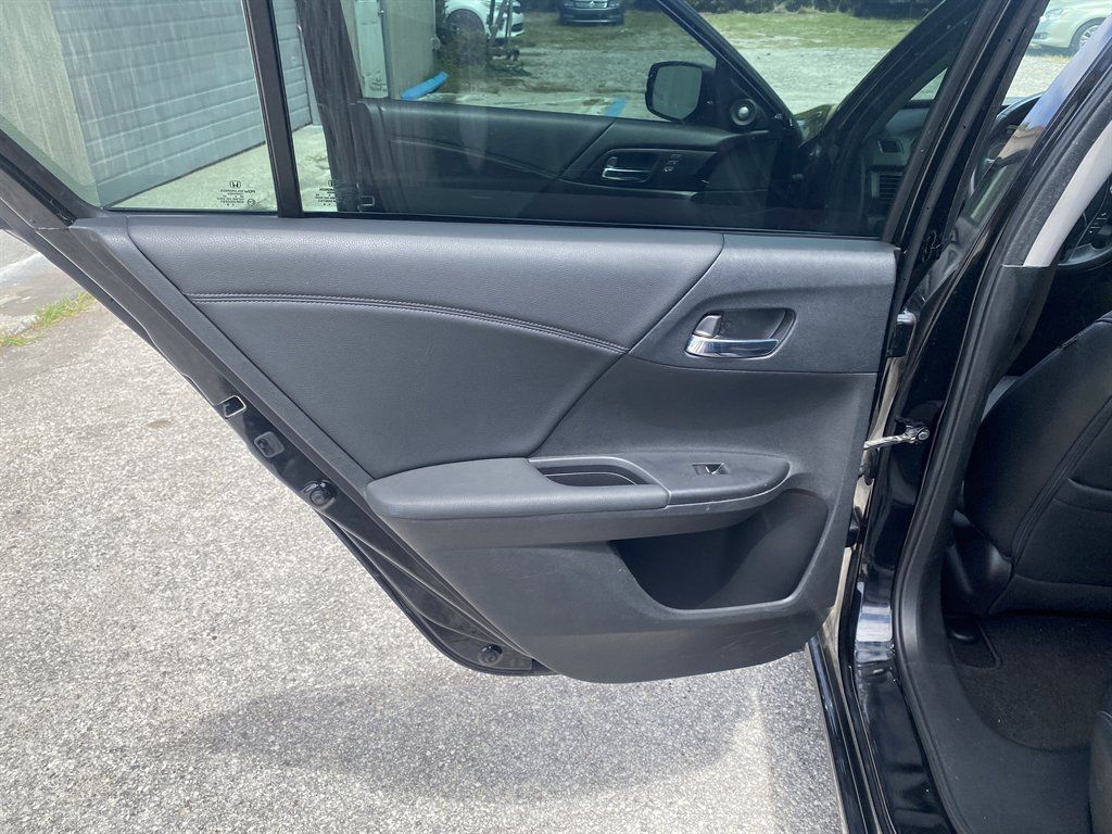 Used 2015 Honda Accord Touring image 10