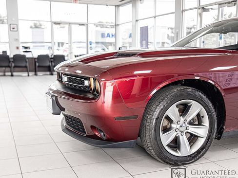 Used 2019 Dodge Challenger SXT RWD image 5