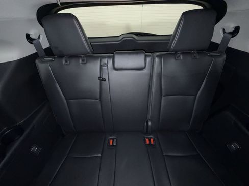 Used 2025 Toyota Highlander XLE FWD image 26