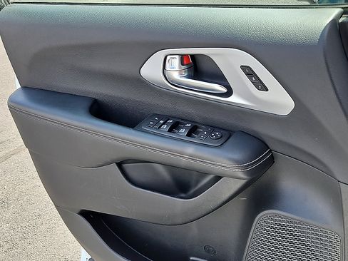 Used 2025 Chrysler Pacifica Limited FWD image 14