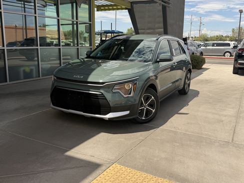Used 2023 Kia Niro EX w/ EX Cold Weather Package FWD image 2