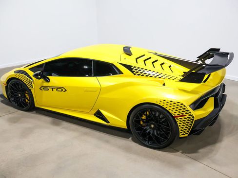 Used 2022 Lamborghini Huracan STO image 16