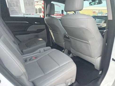 Used 2018 Toyota Highlander Limited AWD/4WD image 12