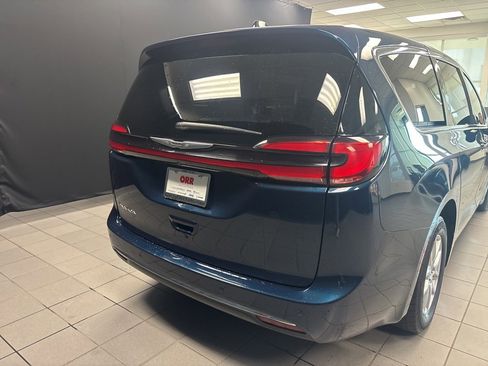 Used 2025 Chrysler Pacifica Select image 4