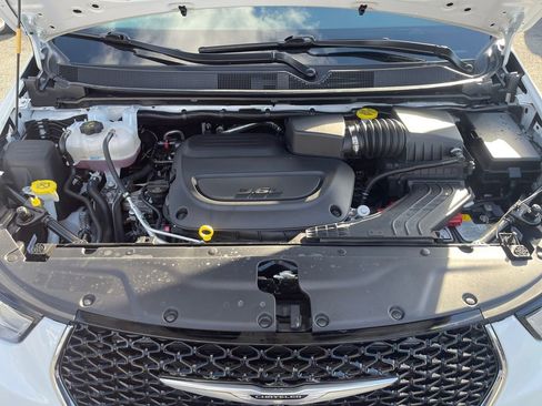 Used 2025 Chrysler Pacifica Select image 18