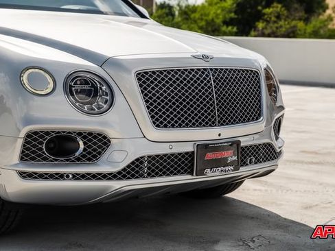 Used 2017 Bentley Bentayga AWD/4WD image 22