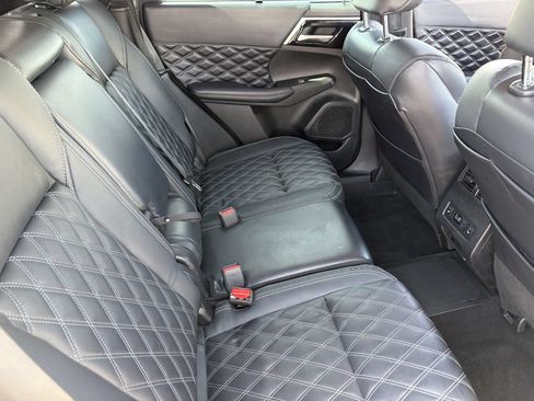 Used 2023 Mitsubishi Outlander 4WD Plug-In Hybrid image 13