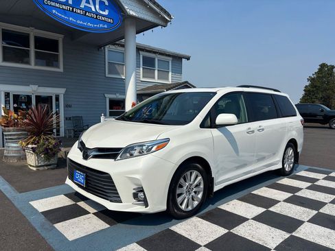 Used 2019 Toyota Sienna AWD image 2