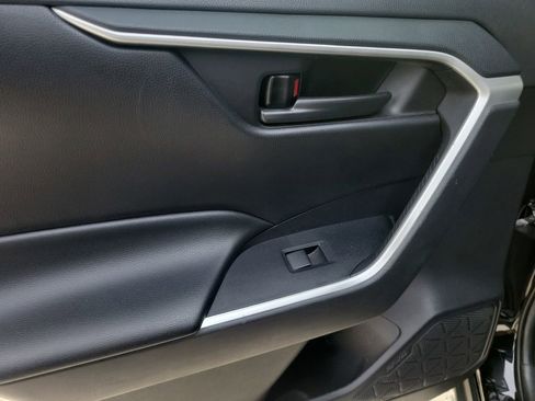 Used 2021 Toyota RAV4 LE image 8