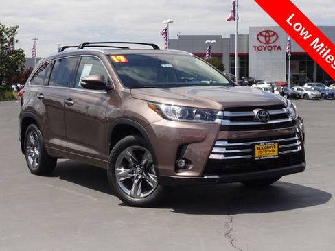 Certified 2019 Toyota Highlander Limited Platinum AWD/4WD image 2