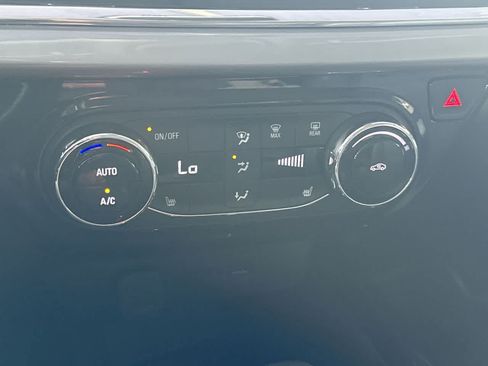 Used 2025 Chevrolet Trax LT w/ LT Convenience Package FWD image 20