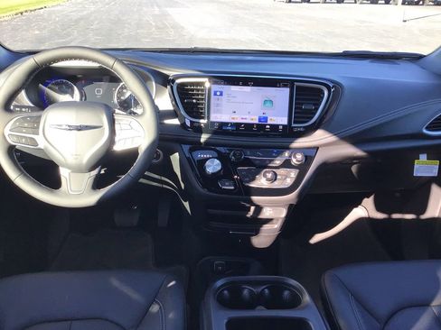 New 2026 Chrysler Pacifica Select AWD/4WD image 22